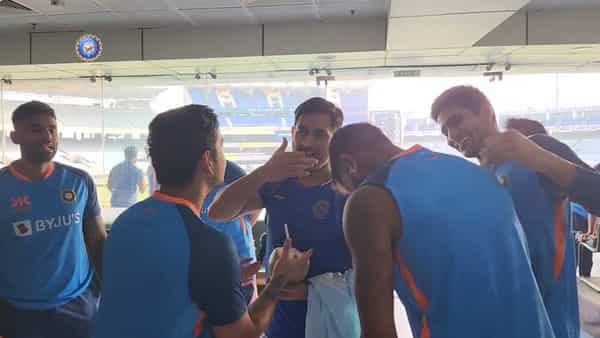 Watch: Guess who paid a surprise visit to team India dressing room before New Zealand T20 in Ranchi
